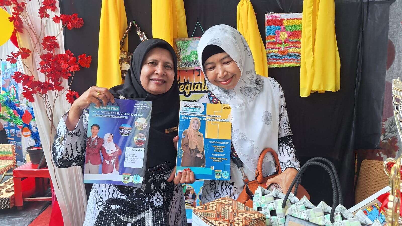 MAJALAH LANGIT BIRU SMANDATIKA DIPAMERKAN DI STAND HUT PGRI KE-80